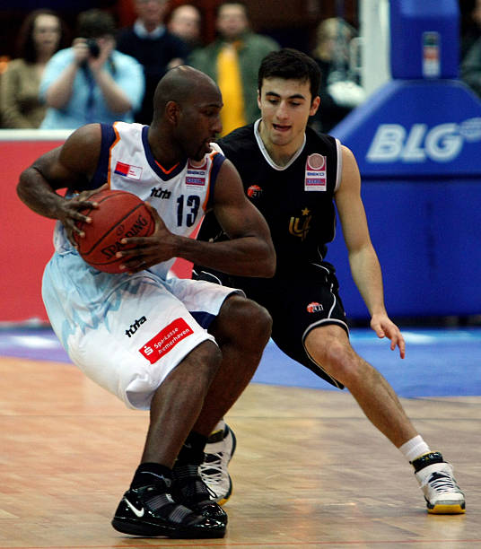 12人出战 12人出战