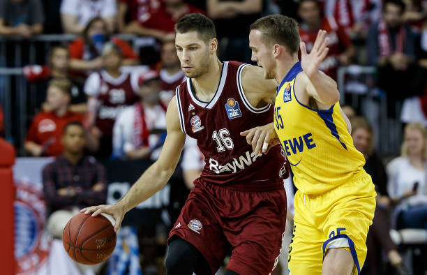 他们围绕球 他们围绕球